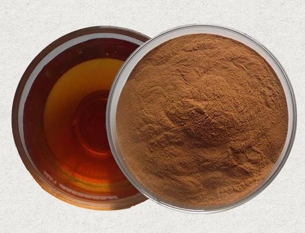 Poudre de thé noir instantanée, riche arôme de thé noir avec liquide jaune.